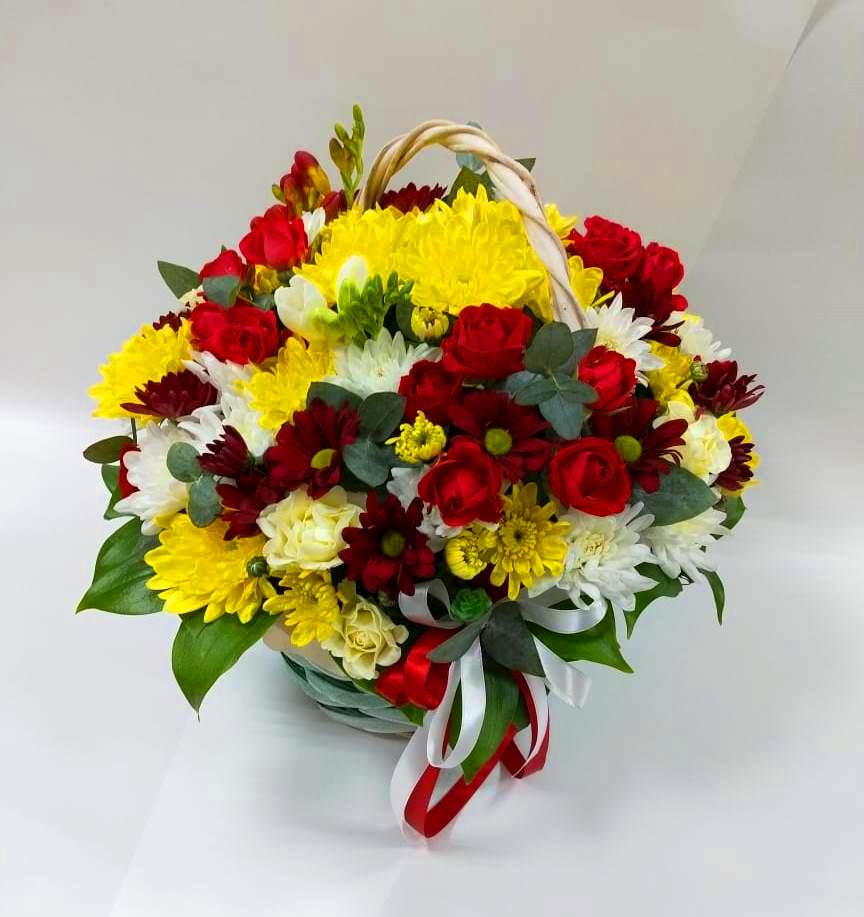 Цветочная композиция из Хризантемы и Розы в корзине в Азово