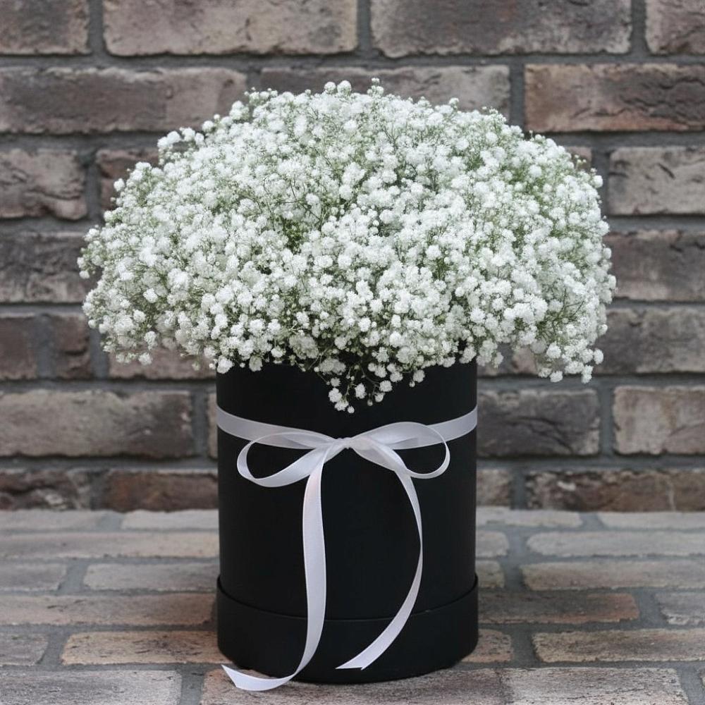 Цветочная композиция из Гипсофила в шляпной коробке в Азово