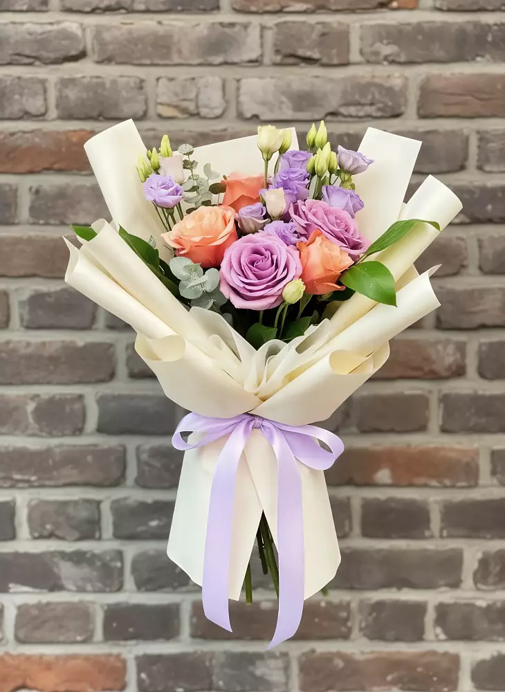 Букет цветов из: Лизиантусы и Розы в Азово