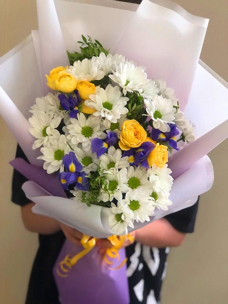 Букет цветов из: Ирисы, Хризантемы и Розы в Азово