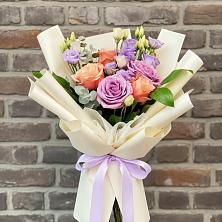 Букет цветов из:  Лизиантусы и Розы в Азово