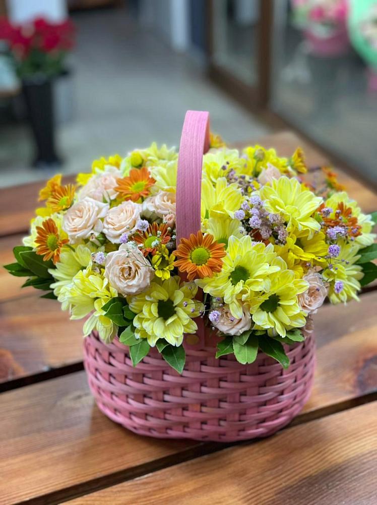 Цветочная композиция из Хризантемы и Розы в корзине в Азово