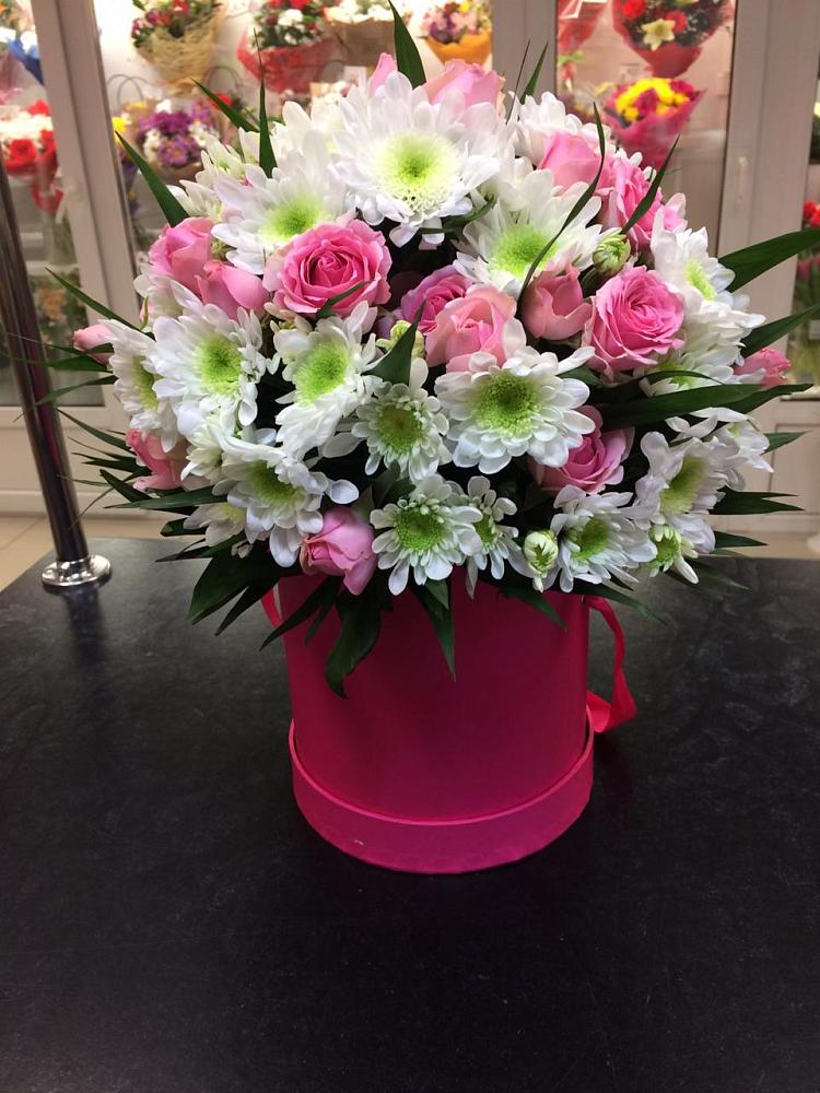 Цветочная композиция из Розы и Хризантемы в шляпной коробке в Азово