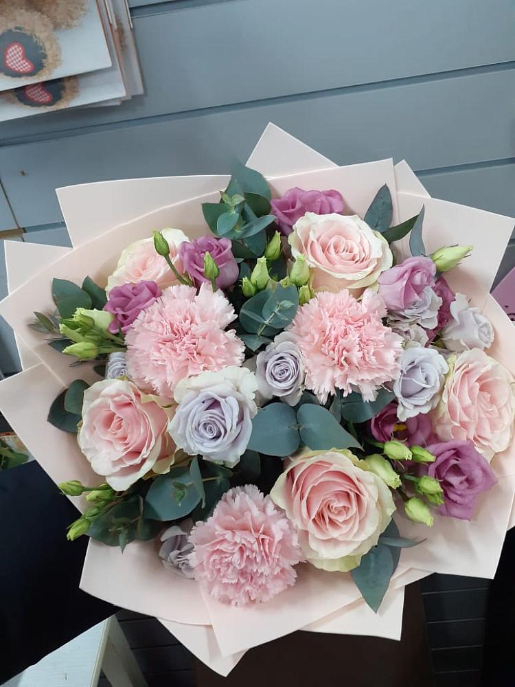 Букет цветов из: Розы, Гвоздики и Лизиантусы в Азово