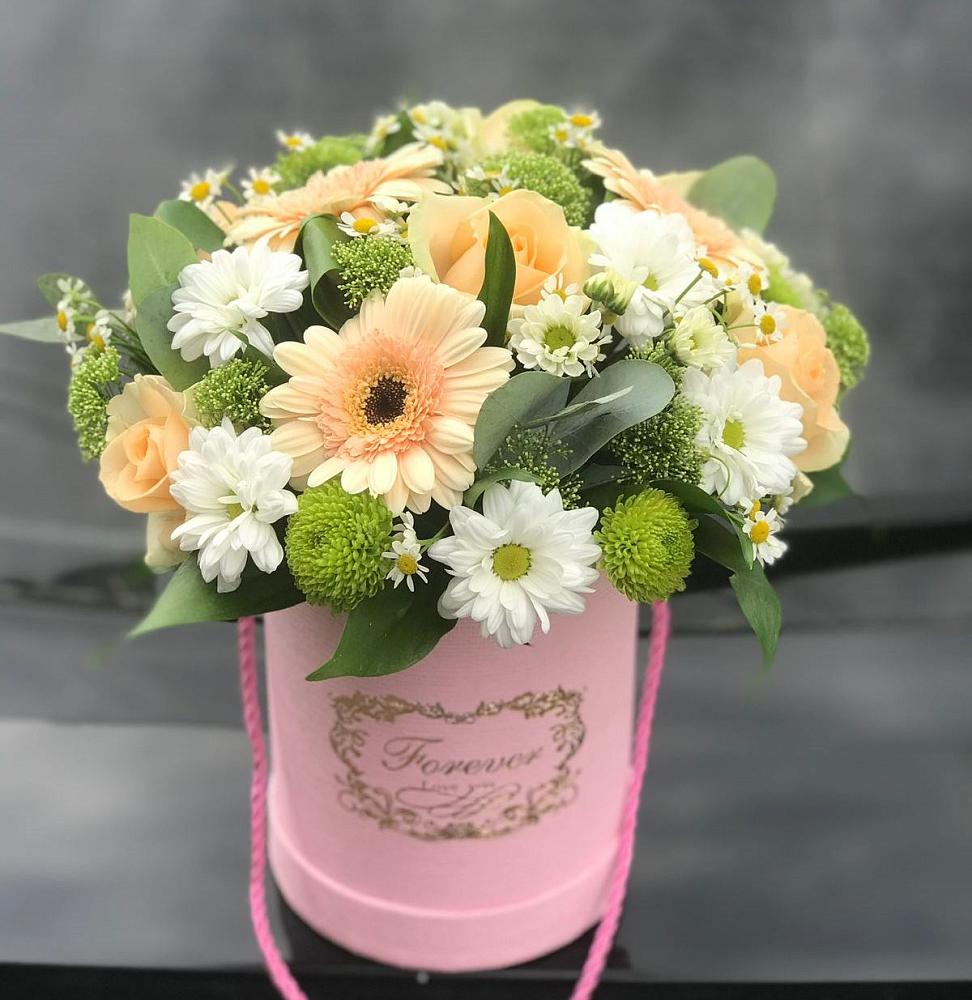 Цветочная композиция из Розы, Герберы и Хризантемы в шляпной коробке в Азово